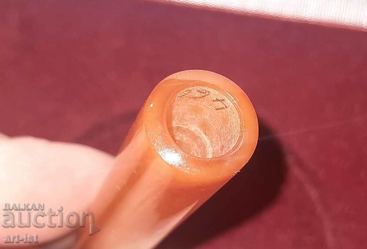 Delivery of Vintage amber cigarette Delivery of Vintage amber cigarette