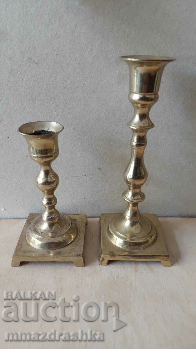 2 pieces of brass candlesticks