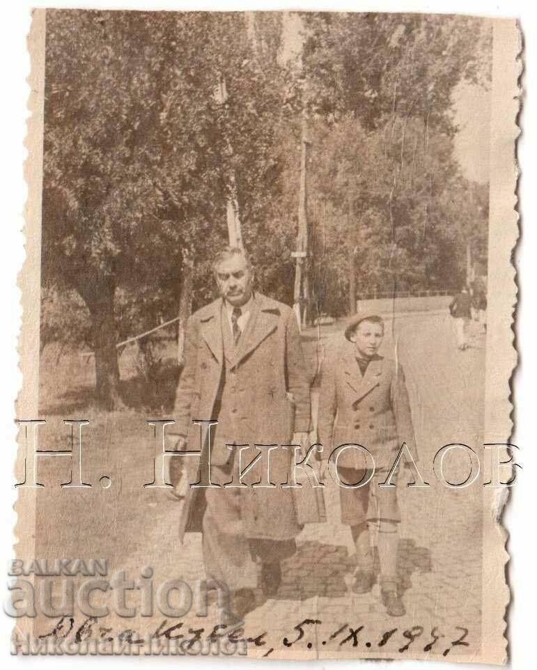 1947 MICĂ FOTO BĂTRĂ SOFIA MERCIND ÎN BADA OILOR D144