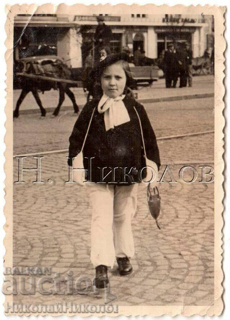 LITTLE OLD PHOTO WE WALK PROUDLY ALONG THE PAVEMENT D148 LITTLE OLD PHOTO WE WALK PROUDLY ALONG THE PAVEMENT D148