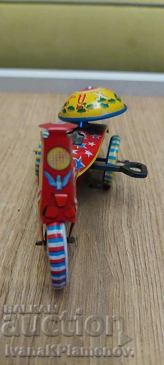 Licitație Jucărie din metal cu mecanism pentru colecționari Licitație Jucărie din metal cu mecanism pentru colecționari