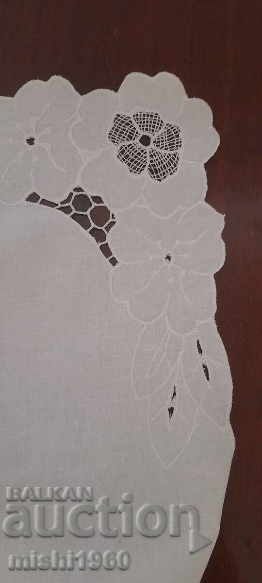 Auction A small tablecloth Auction A small tablecloth