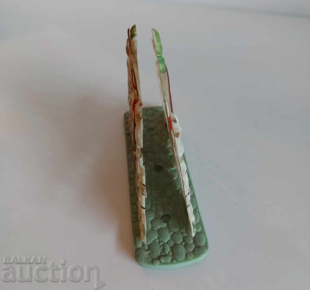 . SOC ETHNO PLASTIC NAPKIN WEARING COLLECTION OF COINS - 5 . SOC ETHNO PLASTIC NAPKIN WEARING COLLECTION OF COINS - 5