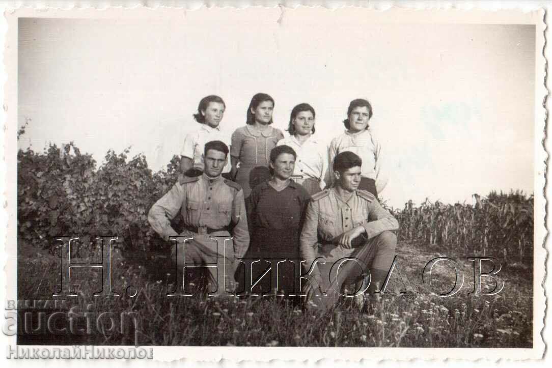 1952 LITTLE OLD PHOTO LOWER ABLANO HARVEST SOLDIERS D161 1952 LITTLE OLD PHOTO LOWER ABLANO HARVEST SOLDIERS D161