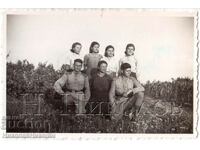 1952 LITTLE OLD PHOTO LOWER ABLANO HARVEST SOLDIERS D161