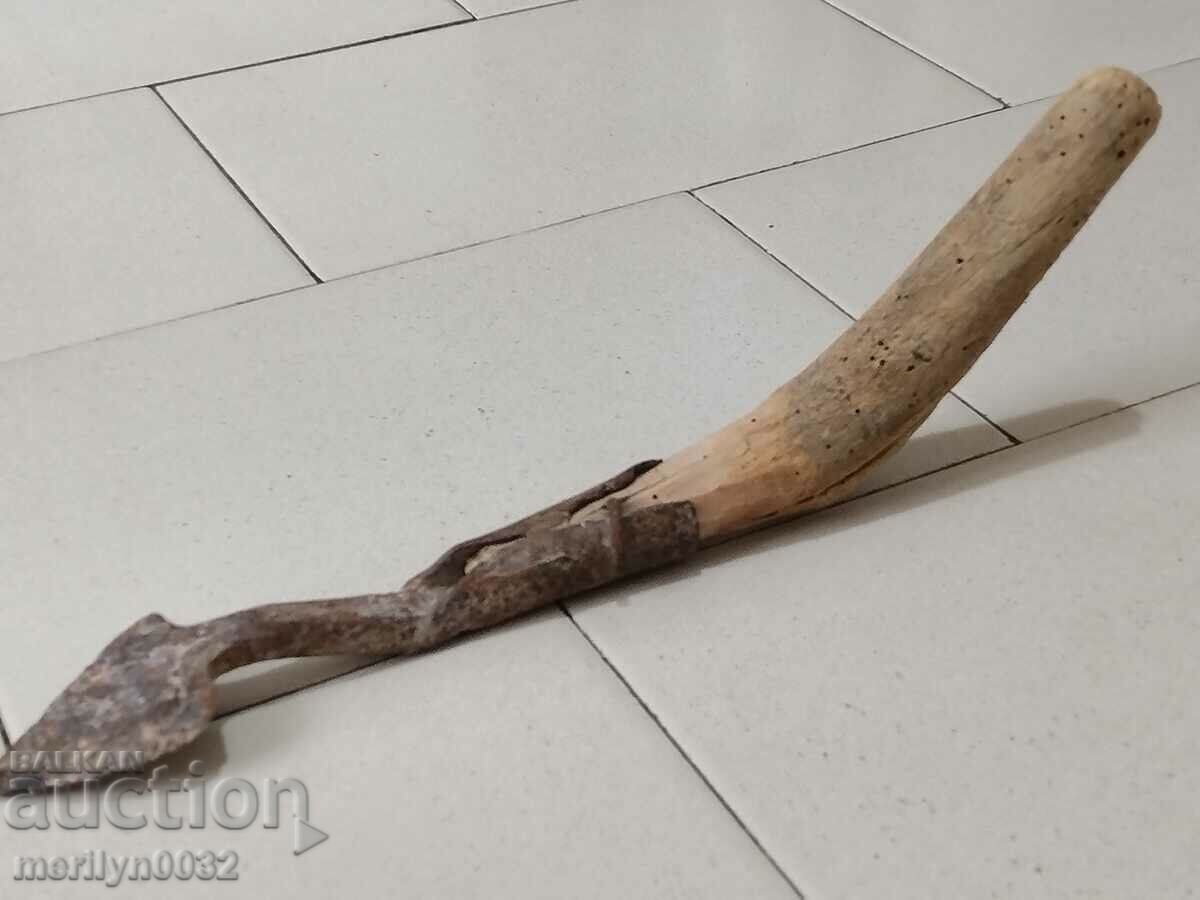 Old forged iron primitive with price 59.00 BGN | € 30.17 Old forged iron primitive with price 59.00 BGN | € 30.17
