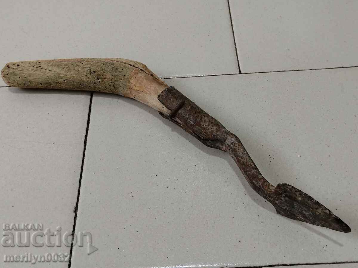 Delivery of Old forged iron primitive Delivery of Old forged iron primitive