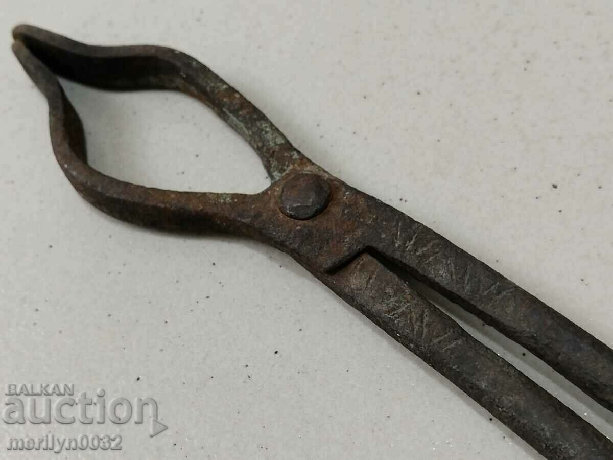 Clești vechi de fierar, fier forjat, unealtă de țiglă cu preț 53.00 BGN | € 27.10 Clești vechi de fierar, fier forjat, unealtă de țiglă cu preț 53.00 BGN | € 27.10