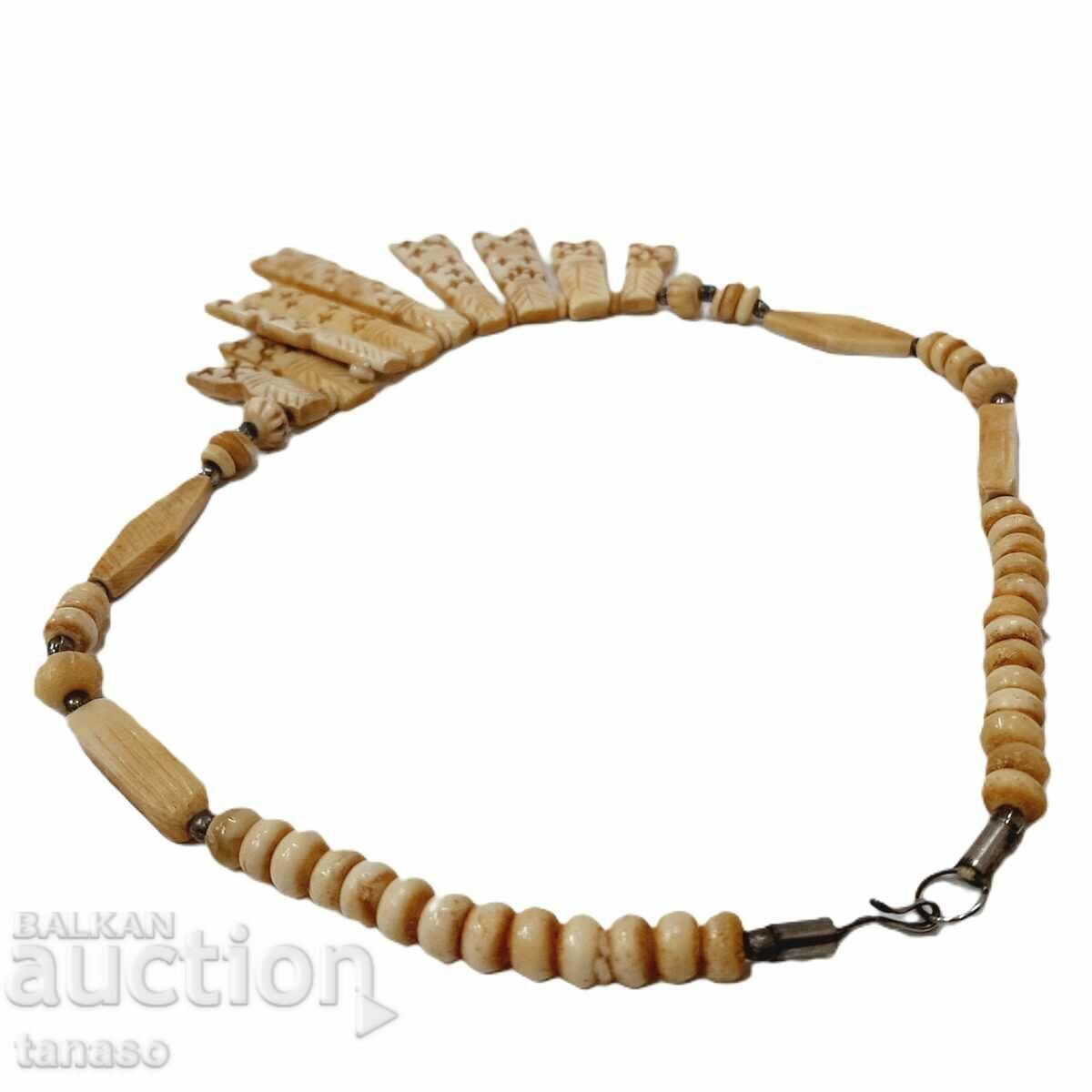 Παράδοση Παλιό Κολιέ, Κολιέ από Ελεφαντοστού (12.2) Παράδοση Παλιό Κολιέ, Κολιέ από Ελεφαντοστού (12.2)