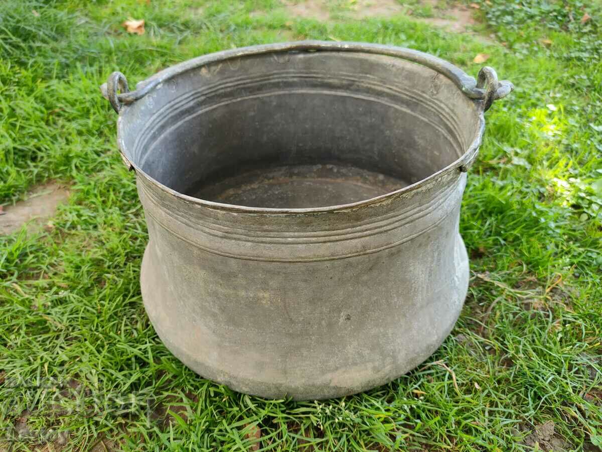 Delivery of Old copper pot, tinned Delivery of Old copper pot, tinned