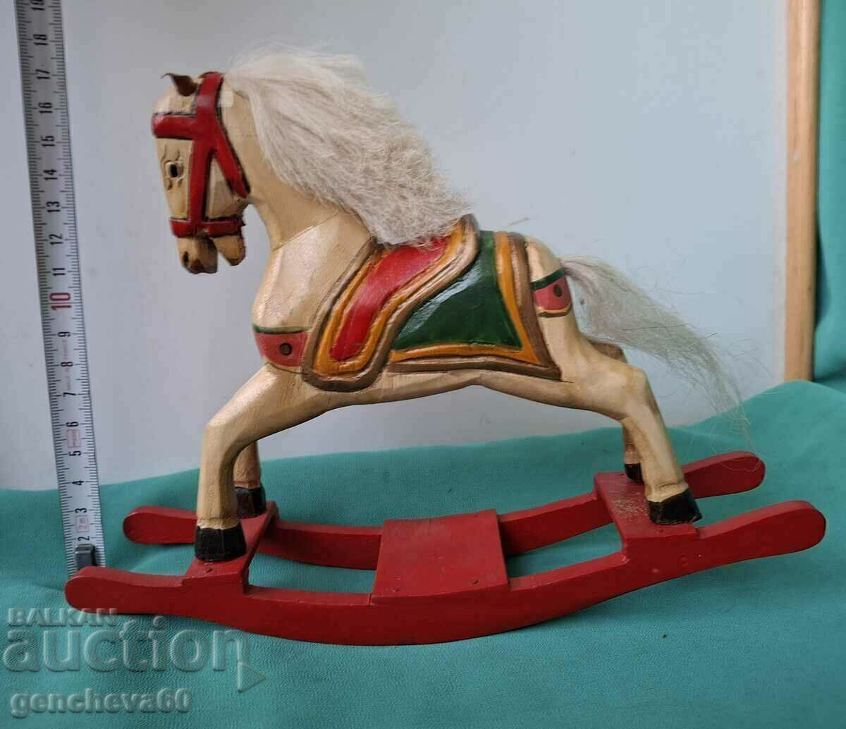 Legănător de cal de lemn cu preț € 15.00 | 29.34 BGN