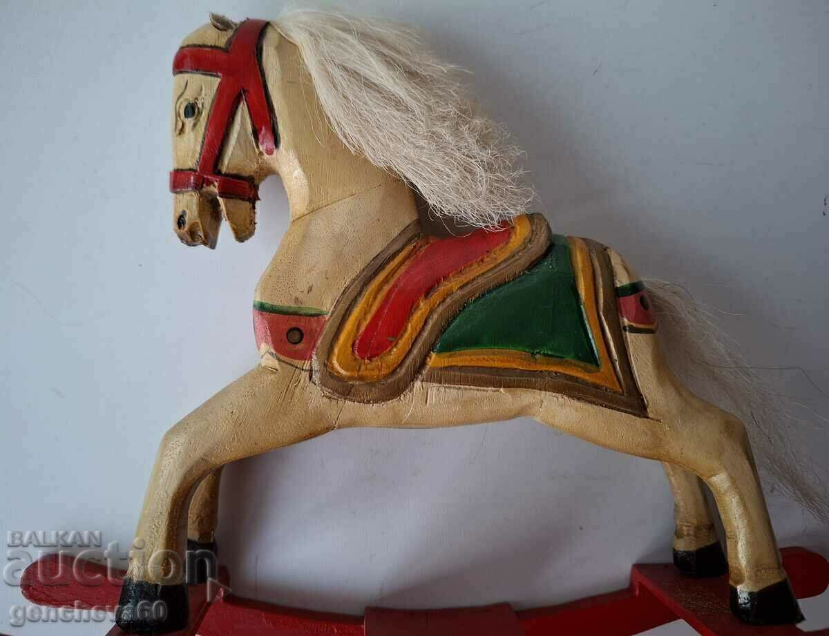 Livrarea Legănător de cal de lemn