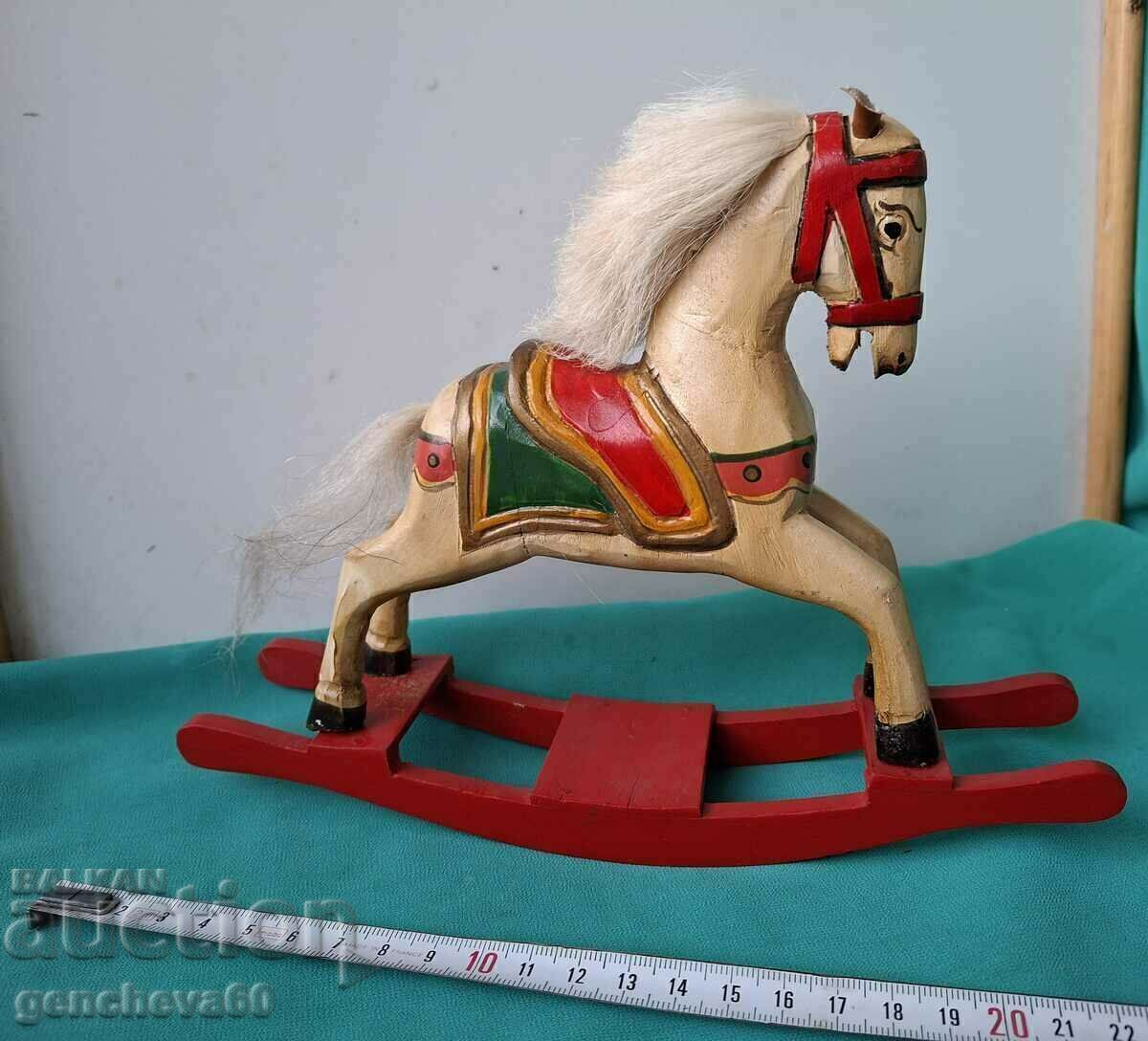 Legănător de cal de lemn