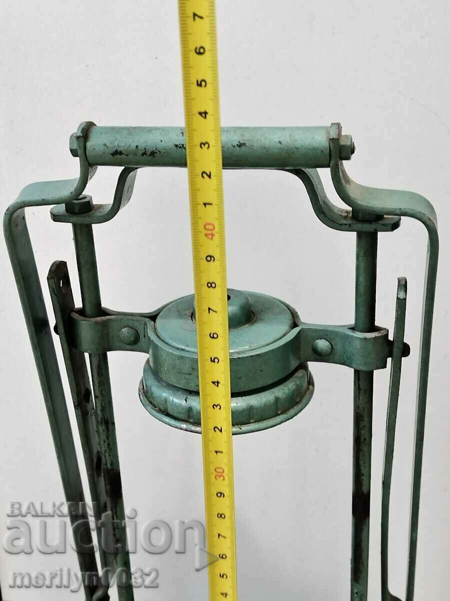 Auction An old machine, a machine for closing jars, the 70s of the 20th century Auction An old machine, a machine for closing jars, the 70s of the 20th century