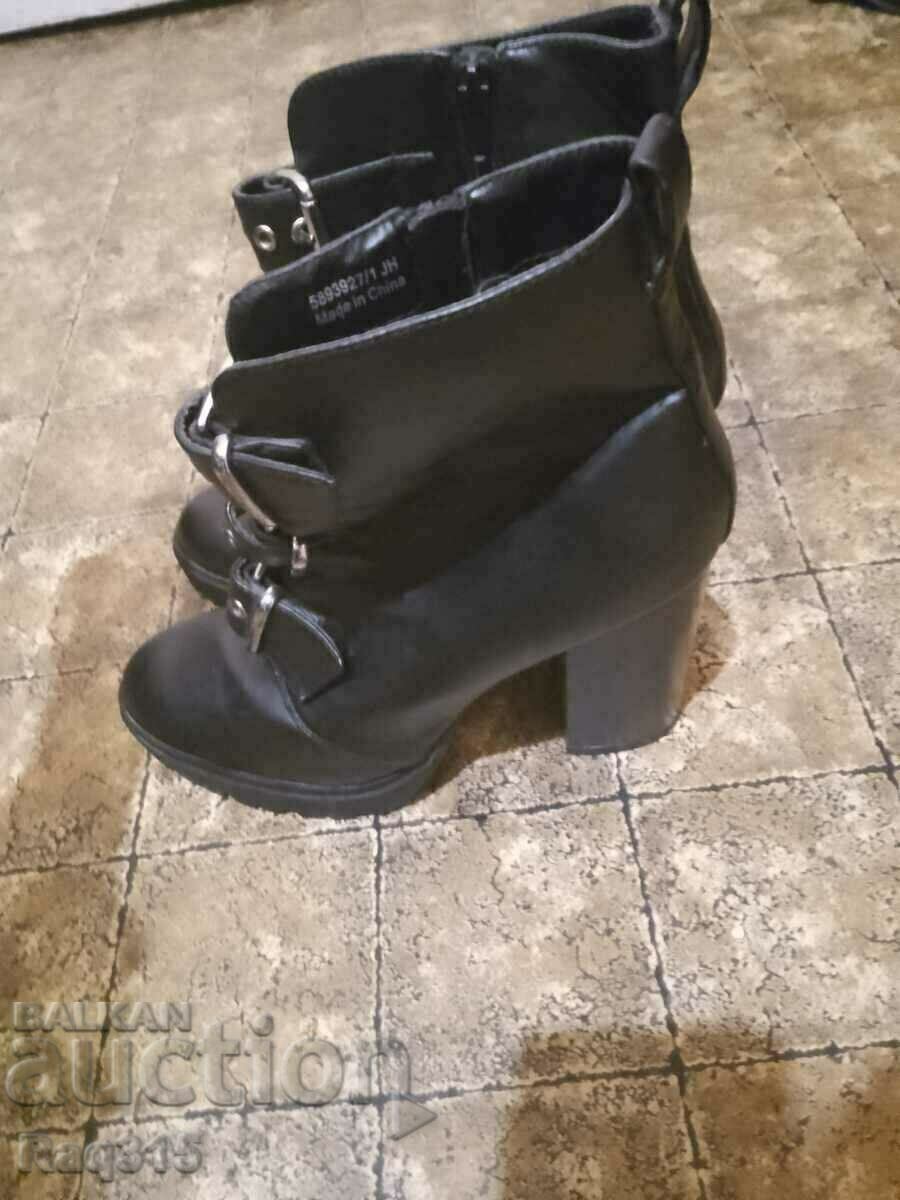 BLACK LEATHER HIGH HEEL BOOTS