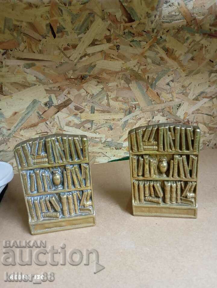 Delivery of Brass bookends Delivery of Brass bookends