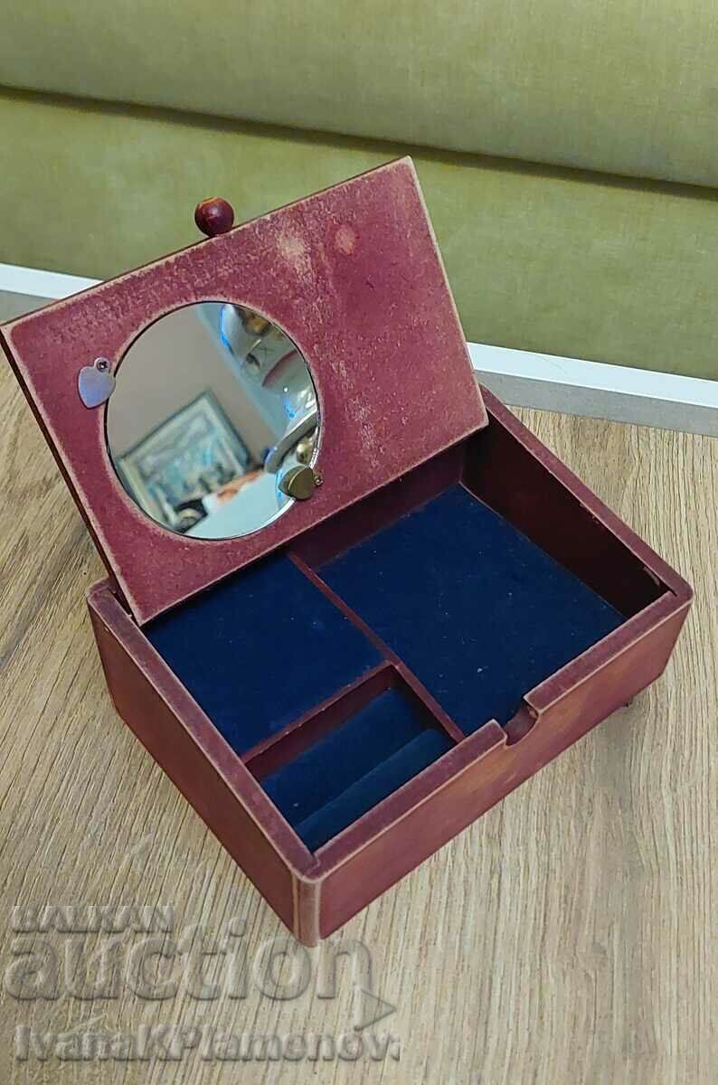 Licitație Cutie muzicala din lemn pentru colectionari