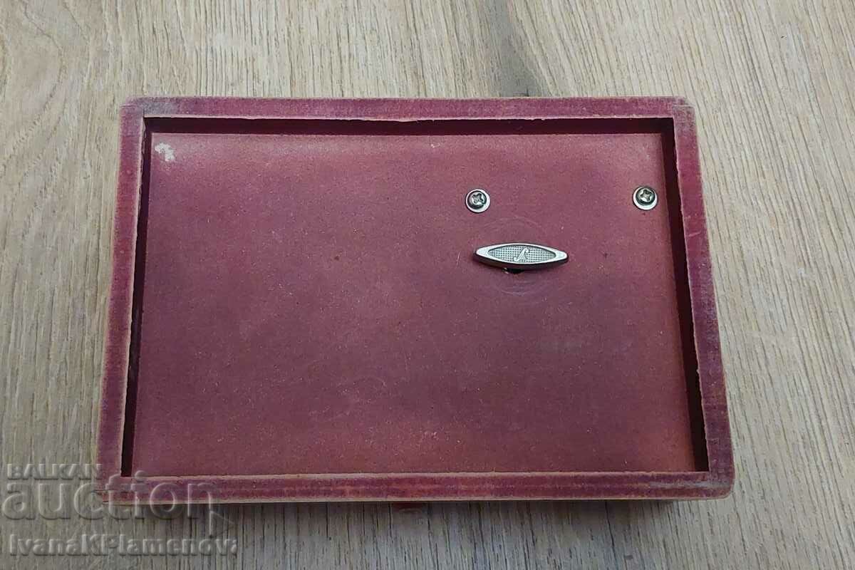 Livrarea Cutie muzicala din lemn pentru colectionari