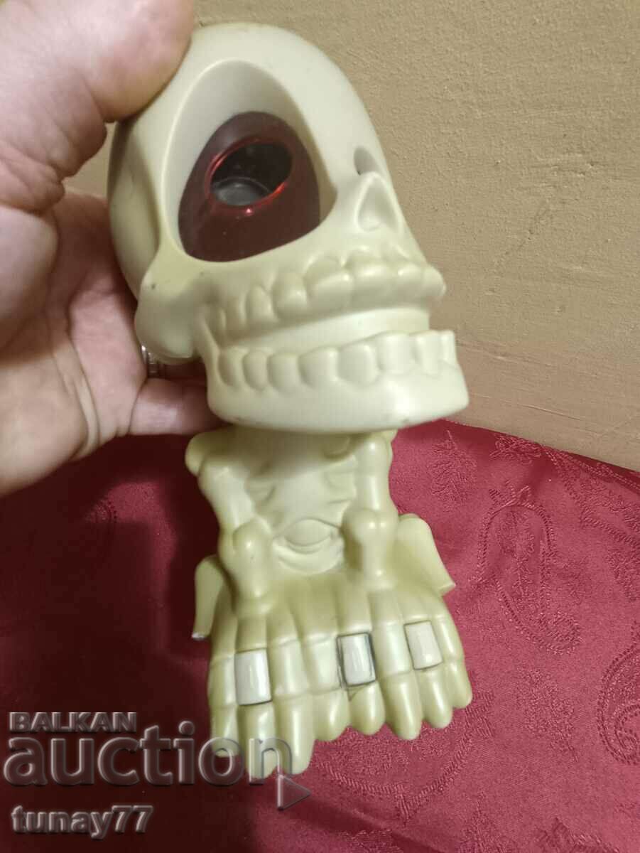 Skeleton Fotorama Johny the skull, one of his is also battery operated with price 6.00 BGN | € 3.07