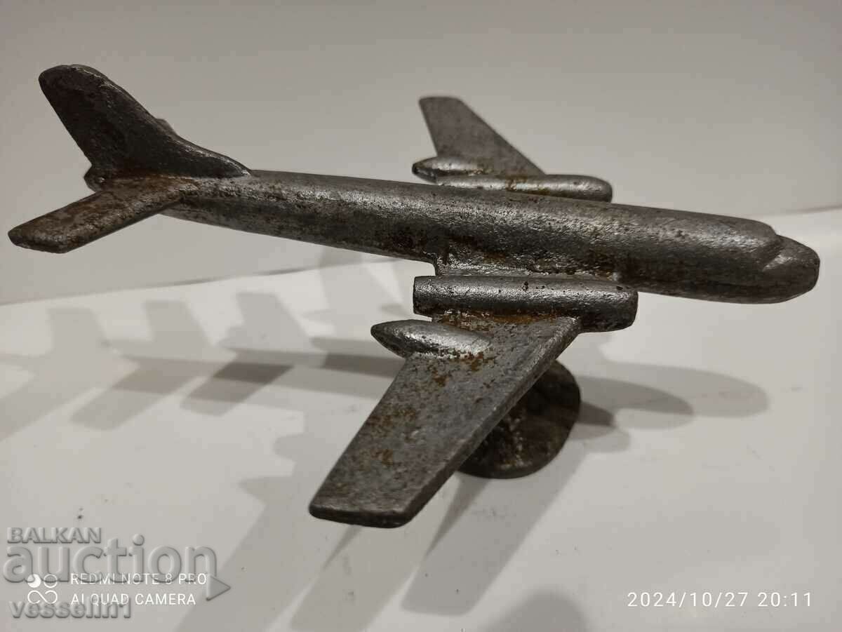 Licitație Un avion vechi din aluminiu de la începutul anilor 1950