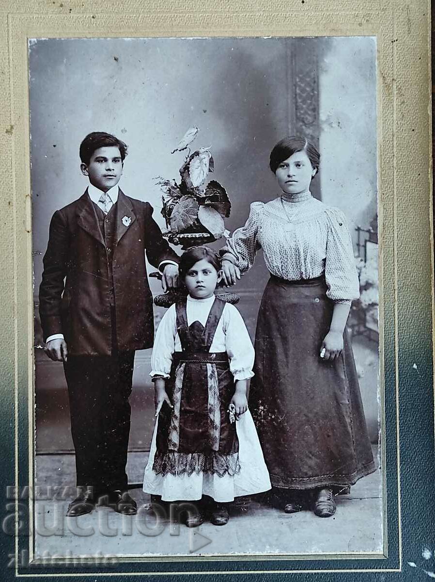 Fotografie veche din carton - cu preț 20.00 BGN | € 10.23 Fotografie veche din carton - cu preț 20.00 BGN | € 10.23