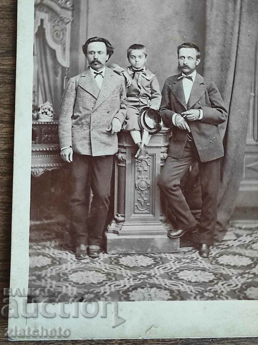 Fotografie veche din carton - cu preț 70.00 BGN | € 35.79 Fotografie veche din carton - cu preț 70.00 BGN | € 35.79