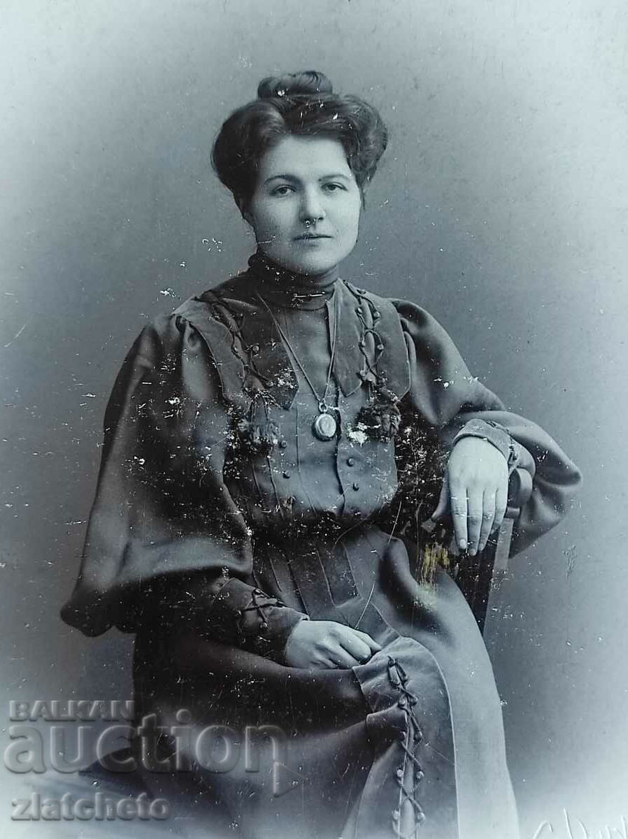 Fotografie veche din carton - cu preț 35.00 BGN | € 17.90 Fotografie veche din carton - cu preț 35.00 BGN | € 17.90