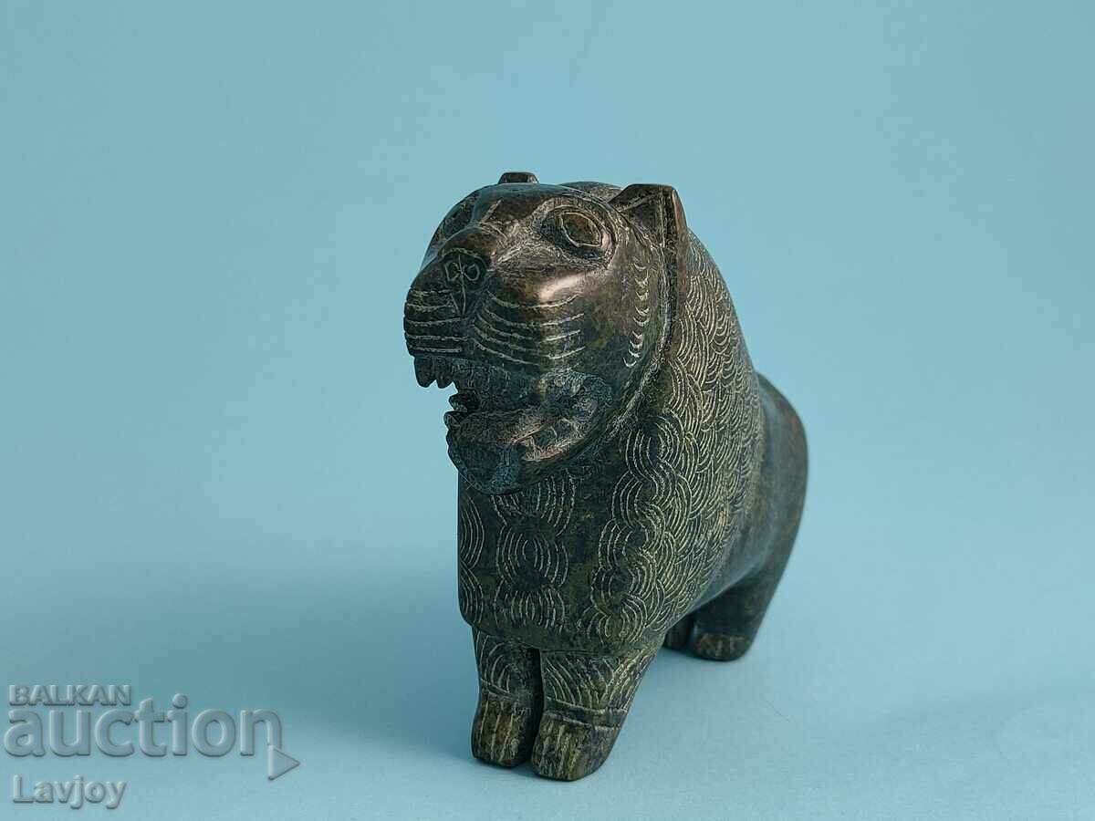 Old stone lion figurine with price 499.00 BGN | € 255.13 Old stone lion figurine with price 499.00 BGN | € 255.13
