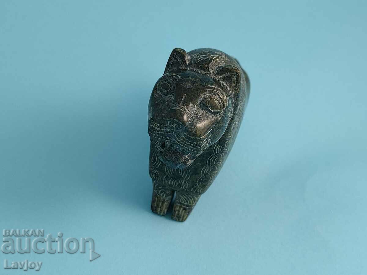 Auction Old stone lion figurine Auction Old stone lion figurine