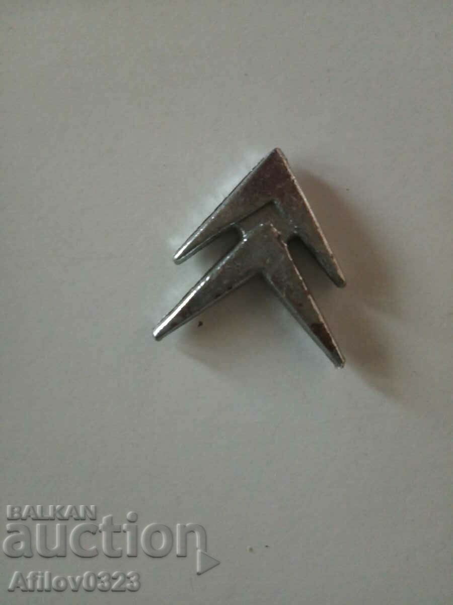 Small Citroën badge.