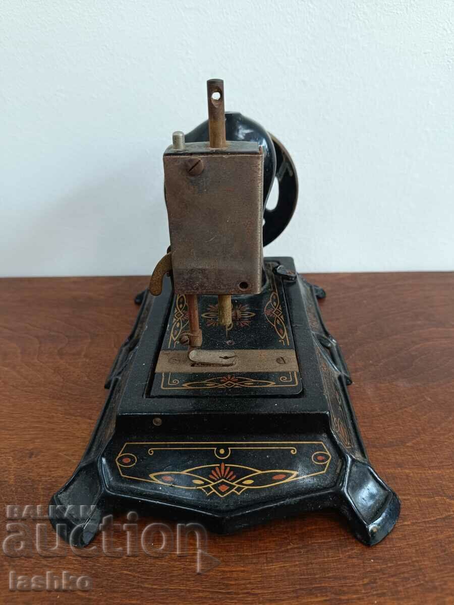 Delivery of Mini sewing machine