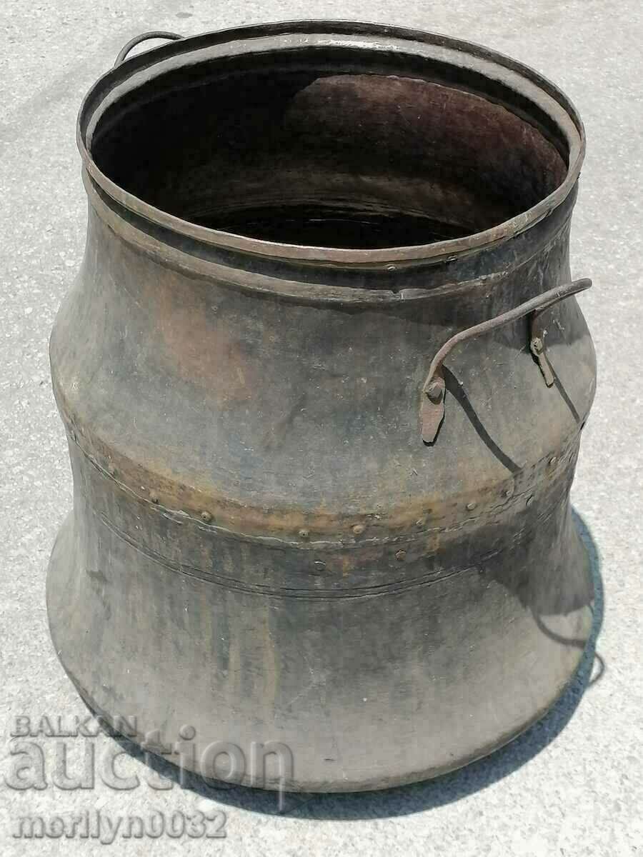 Auction Brandy pot, copper gum, large vessel, boiler, copper dustpan Auction Brandy pot, copper gum, large vessel, boiler, copper dustpan