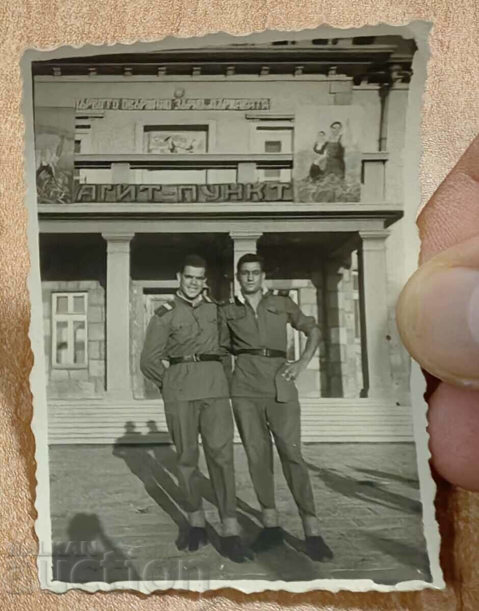 .РАНЕН СОЦ ВОЙНИЦИ АГИТПУНКТ ЛОЗУНГ ВОЕННА СНИМКА ФОТОГРАФИЯ