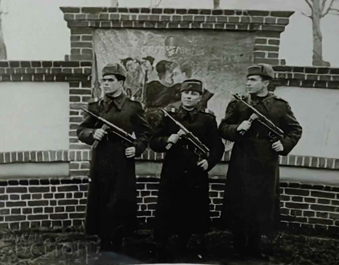 . EARLY SOC SOLDIERS SCHMEISER MILITARY PHOTOGRAPHY