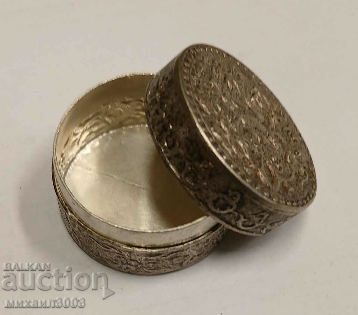 Auction  BEAUTIFUL ANTIQUE SMALL METAL BOX