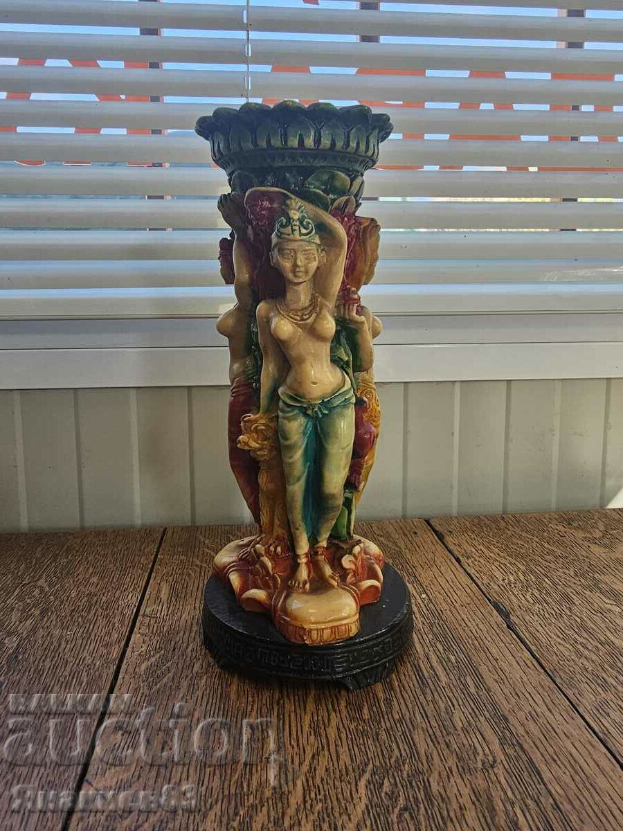 Heavy resin vase. In perfect condition