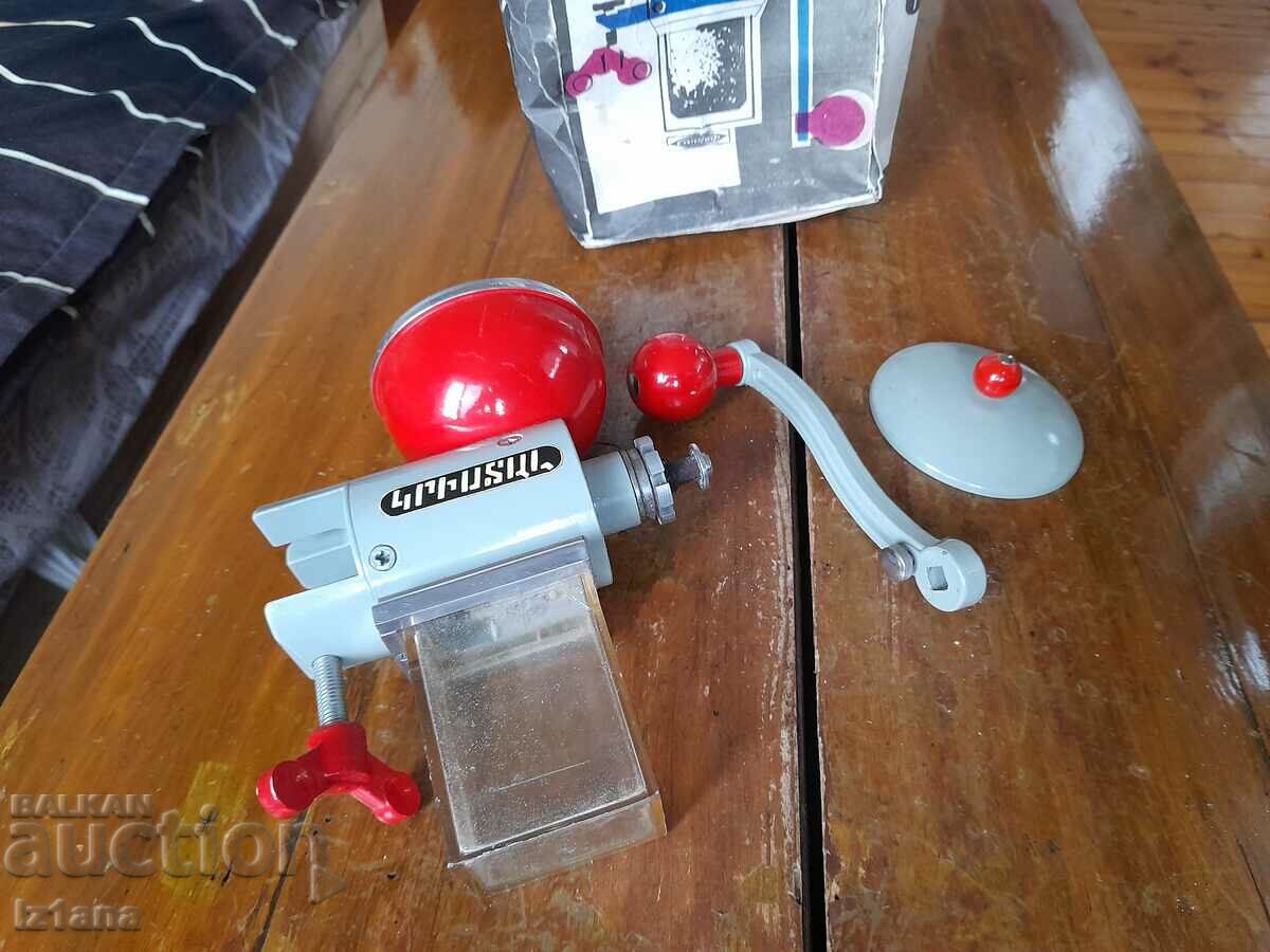 Old coffee grinder, grinder, coffee grinder with price 55.00 BGN | € 28.12 Old coffee grinder, grinder, coffee grinder with price 55.00 BGN | € 28.12