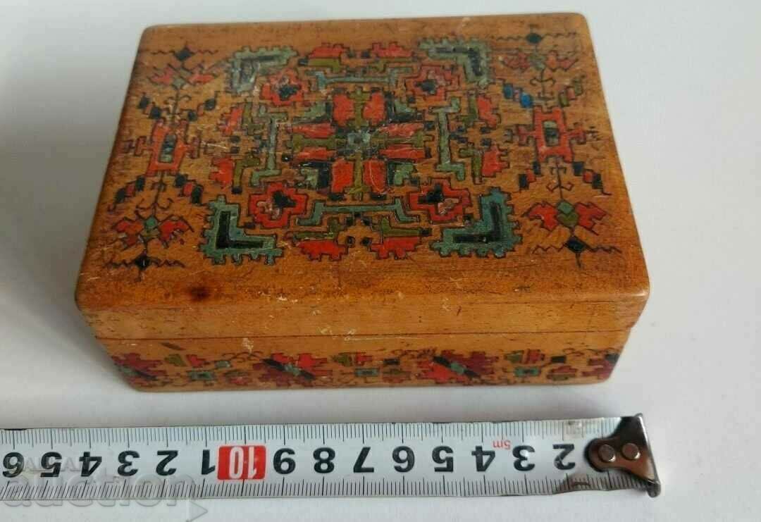 . 1928 CUTIE VECHE DE LEMN PIROGRAFAT REGATUL BULGARIA cu preț € 7.67 | 15.00 BGN
