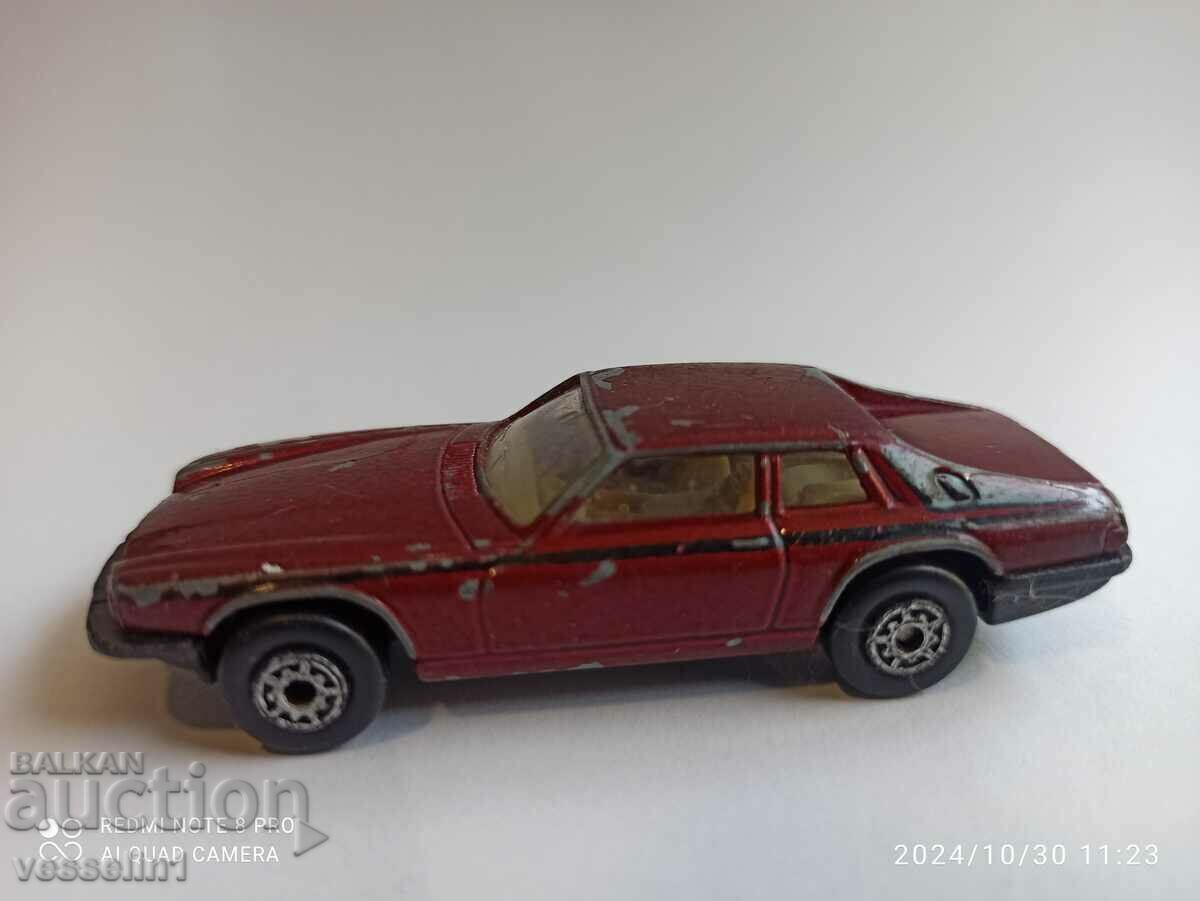 Mașină vechi din metal jaguar xj-s v12 vechi 1/64