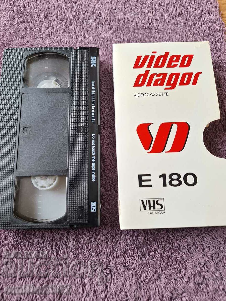 Casetă video Tristețe în Miami, Pe aripile apașilor cu preț 4.00 BGN | € 2.05 Casetă video Tristețe în Miami, Pe aripile apașilor cu preț 4.00 BGN | € 2.05