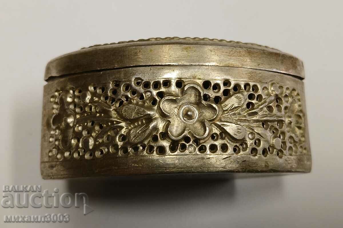 ΠΑΝΕΜΟΡΦΟ ΜΙΚΡΟ ΜΕΤΑΛΛΙΚΟ ΚΟΥΤΙ ΑΝΤΙΚΕ με τιμή 49.00 BGN | € 25.05