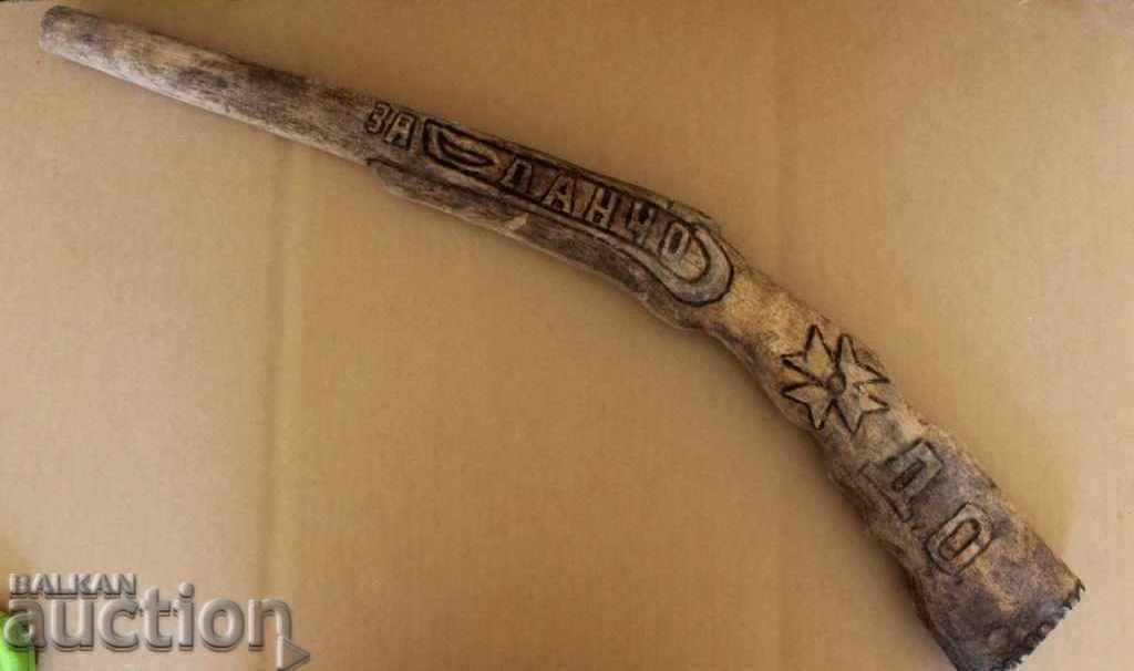 ДЪРВЕНА ПУШКА ДЕТСКА ИГРАЧКА КРЪСТ ХРАБРОСТ 18 ЕТЪРСКИ ПОЛК ДЪРВЕНА ПУШКА ДЕТСКА ИГРАЧКА КРЪСТ ХРАБРОСТ 18 ЕТЪРСКИ ПОЛК