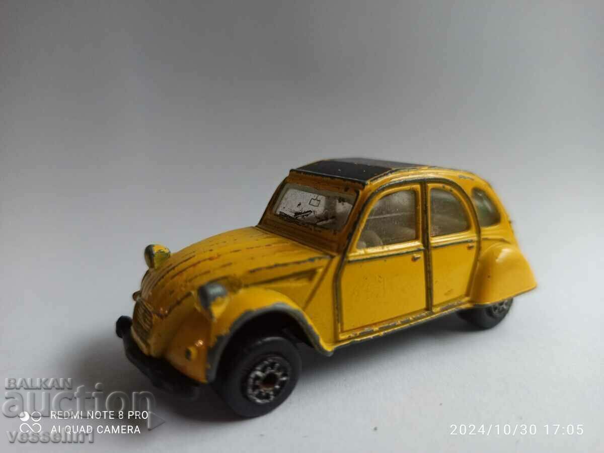 Vechi model metalic citroen 2CV 1/64 cu preț € 6.00 | 11.74 BGN