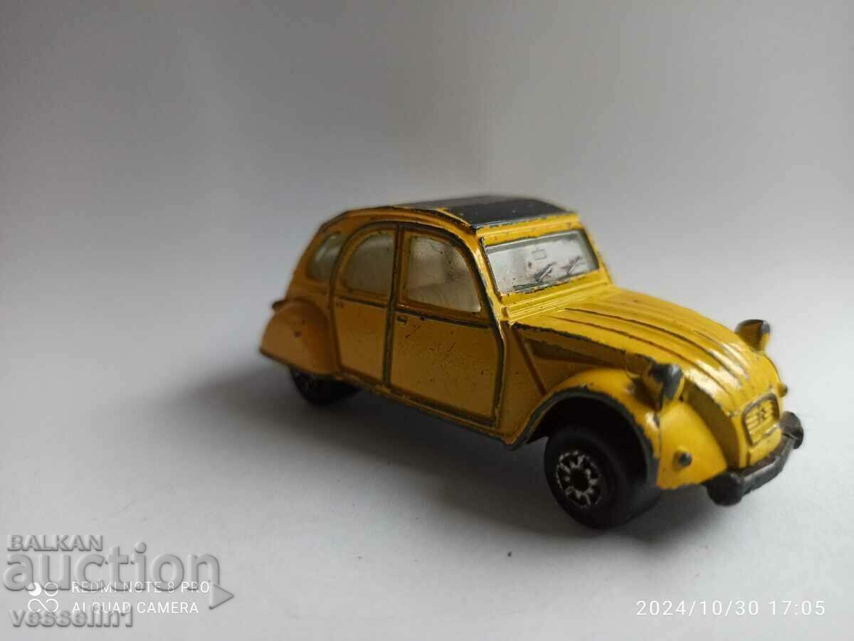 Παλιό μεταλλικό αυτοκίνητο Citroen 2CV μοντέλο 1/64