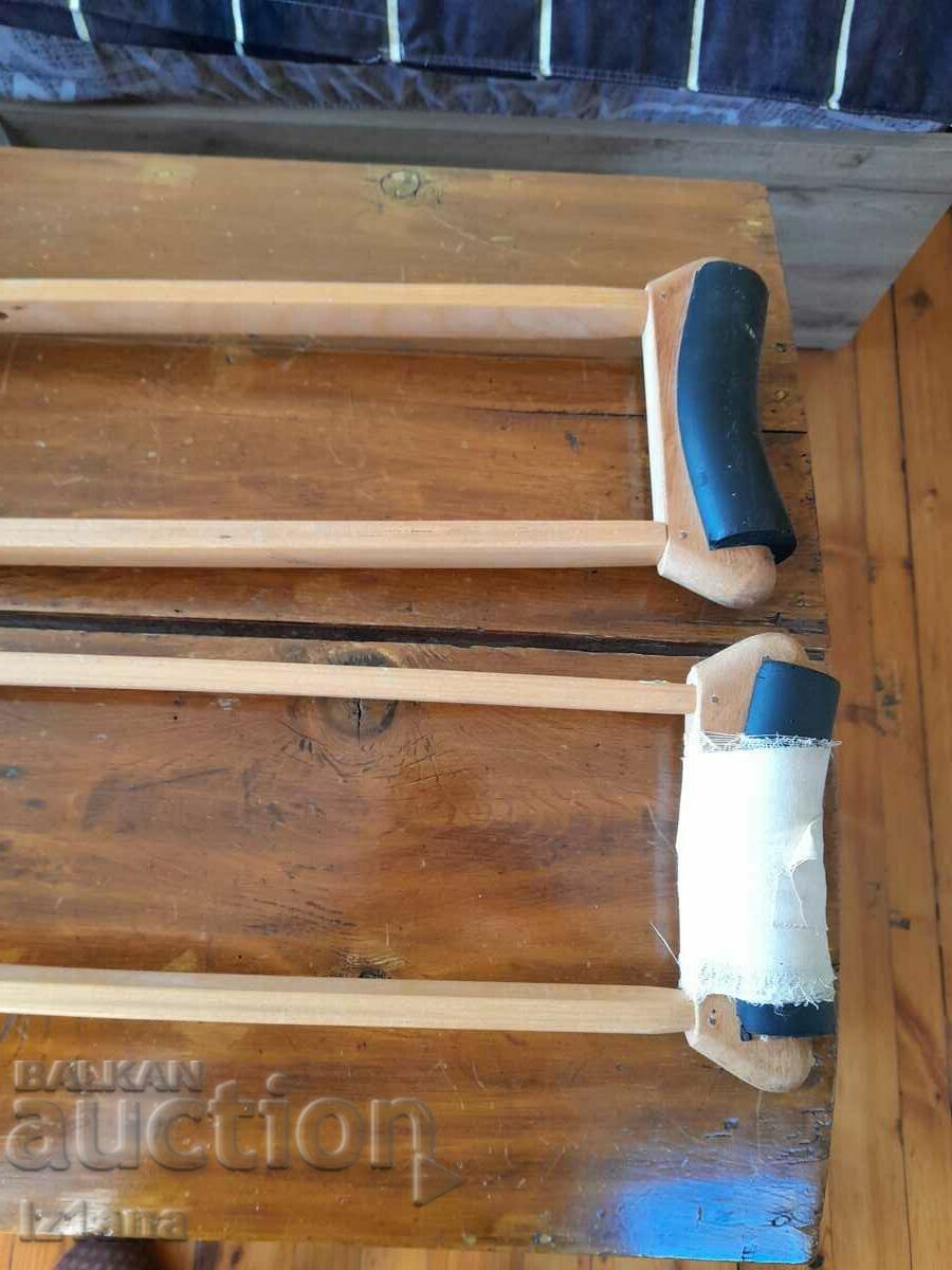 Licitație Cârje vechi din lemn Licitație Cârje vechi din lemn