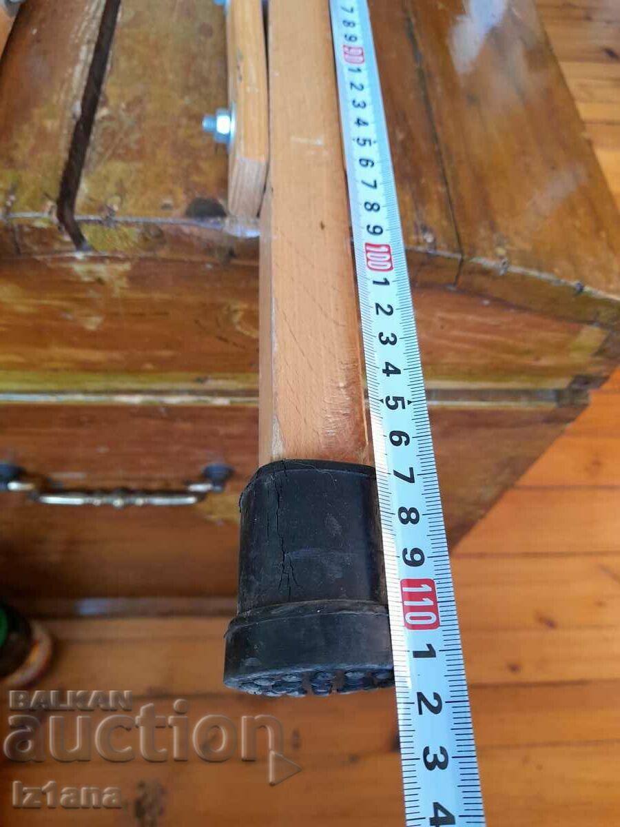 Livrarea Cârje vechi din lemn Livrarea Cârje vechi din lemn