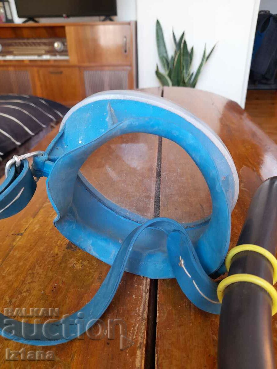 Delivery of Old snorkel and swimming goggles, diving mask Delivery of Old snorkel and swimming goggles, diving mask
