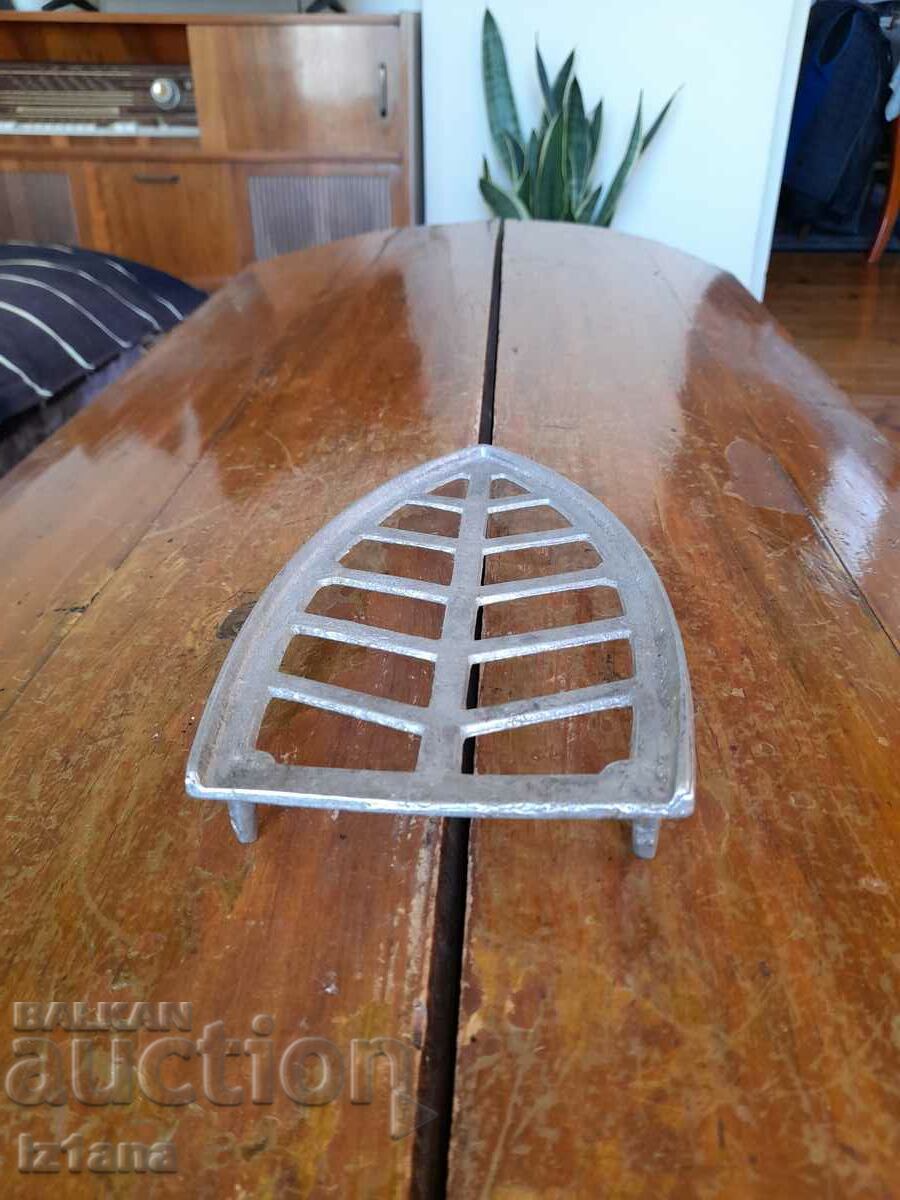 Стара поставка за ютия с цена 22.00 лв. | € 11.25 Стара поставка за ютия с цена 22.00 лв. | € 11.25