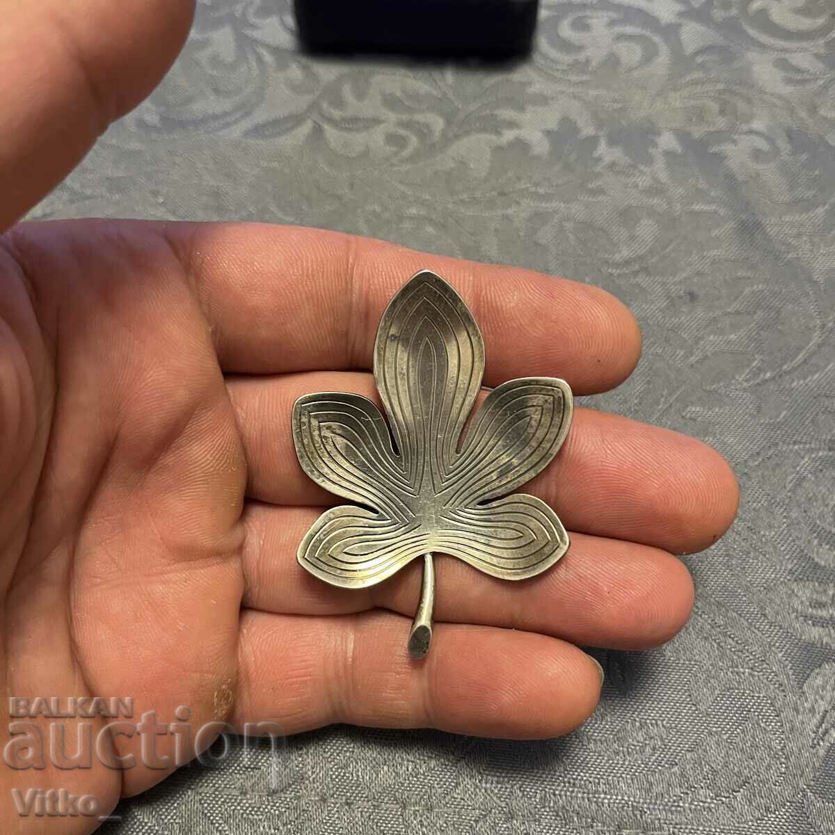 Silver brooch, silver leaf, markings