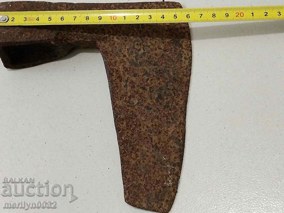 Аукцион Стара брадва с печат топор брадвичка без сап Аукцион Стара брадва с печат топор брадвичка без сап